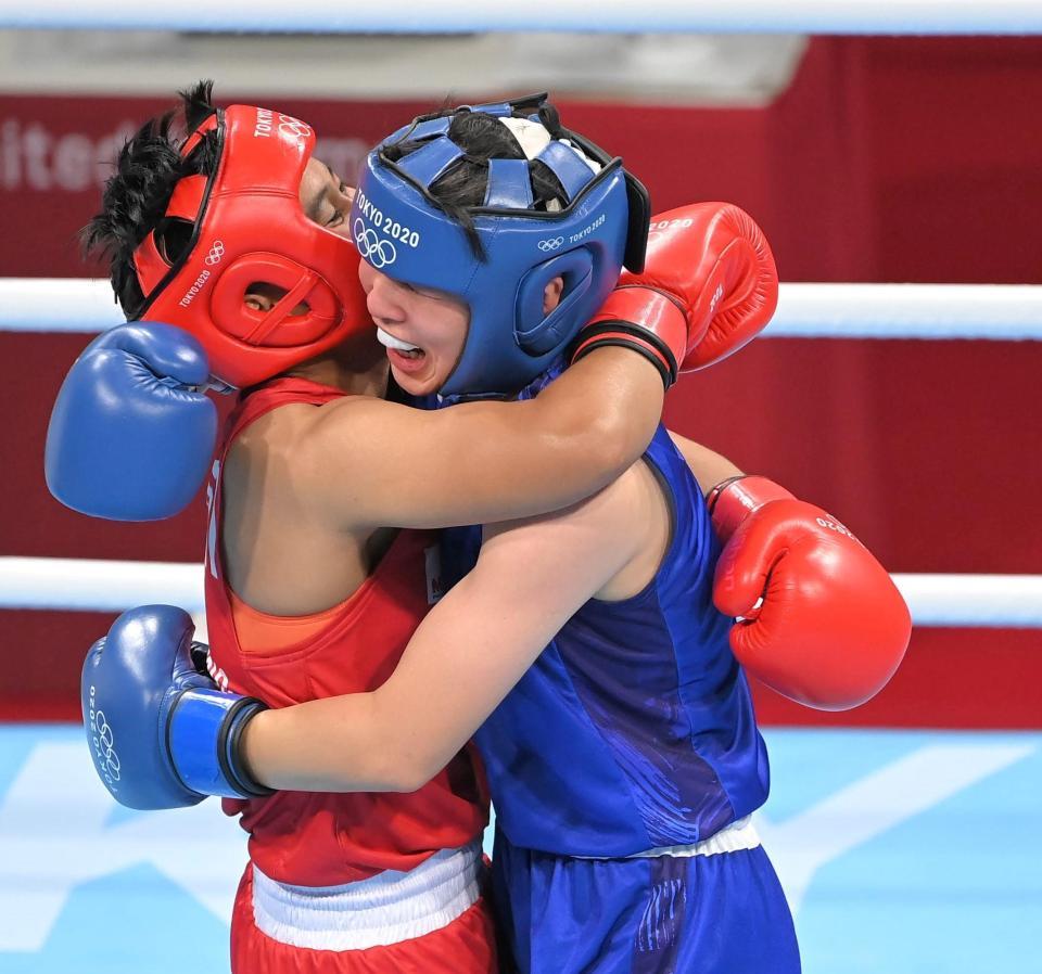 　３回のゴングが鳴り、相手選手と健闘をたたえ合う入江聖奈（右）＝両国国技館（撮影・高部洋祐）