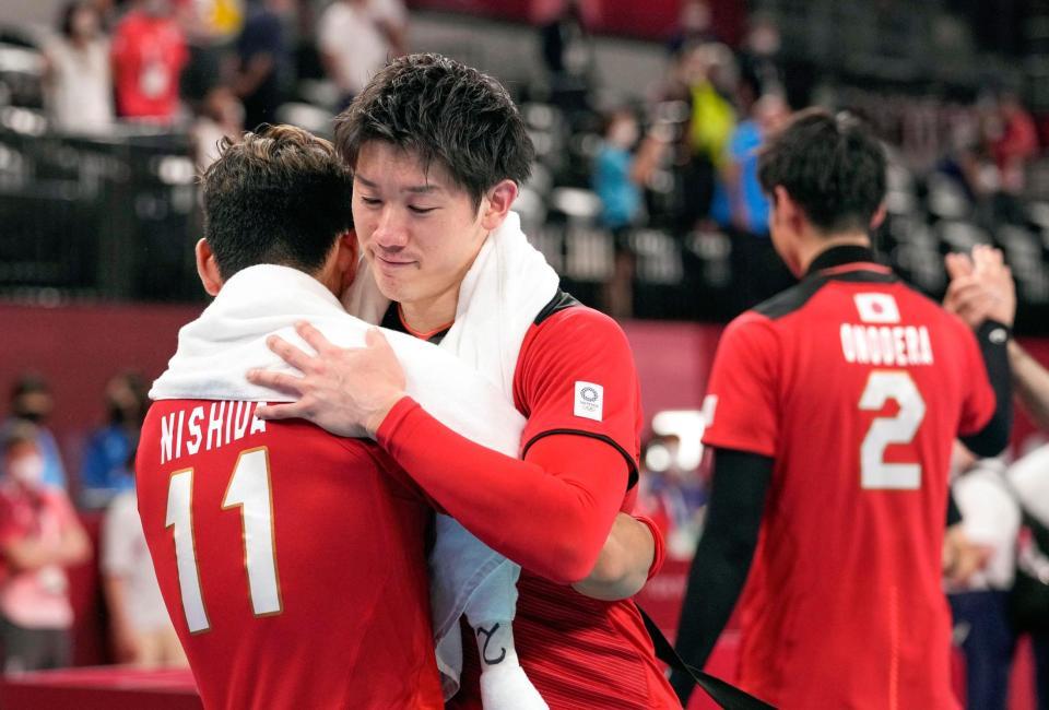 ブラジルに敗れ、西田（左）と抱き合う石川＝有明アリーナ