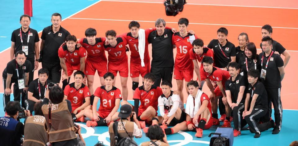 試合後に記念撮影をする男子バレーボール日本代表＝有明アリーナ（撮影・堀内翔）