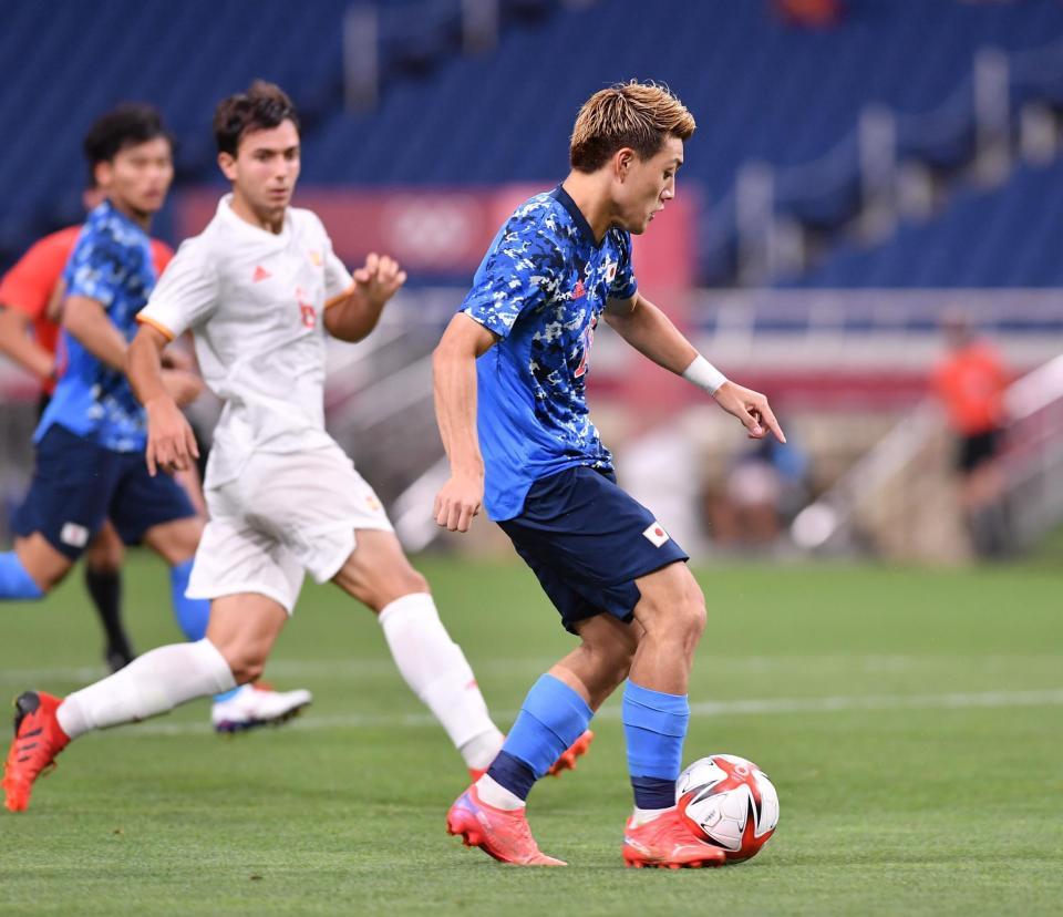 後半、シュートを放つ日本・堂安律＝埼玉スタジアム（撮影・西岡正）