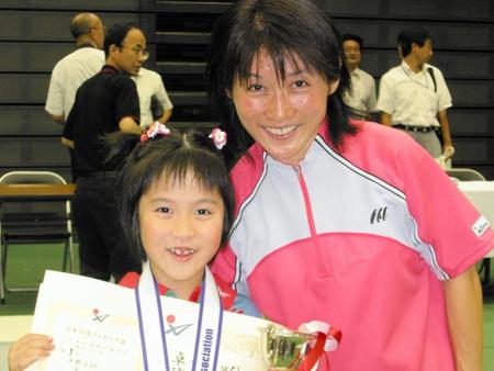 　７歳で全日本バンビの部を優勝した平野美宇（左）と母真理子さん（家族提供）
