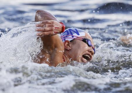 　女子１０キロ　力泳する貴田裕美。２時間１分４０秒９で１３位＝お台場海浜公園特設コース