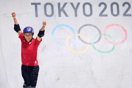 スケートボード女子パーク決勝で演技後、喜ぶ四十住さくら。金メダルを獲得した＝有明アーバンスポーツパーク
