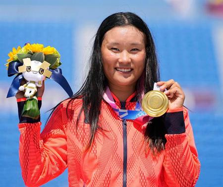 スケートボード女子パークで優勝し、金メダルを手に笑顔の四十住さくら＝有明アーバンスポーツパーク
