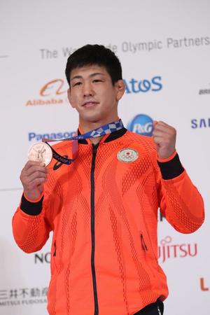 記者会見を終え、記念撮影に応じるレスリング男子グレコローマンスタイル７７キロ級銅メダルの屋比久翔平（代表撮影）