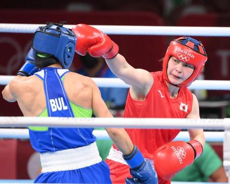 　ボクシング女子フライ級準決勝　２回、パンチを出す並木月海（撮影・堀内翔）