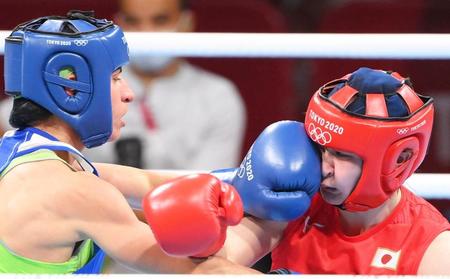 　ボクシング女子フライ級準決勝　３回、顔にパンチを受ける並木月海（撮影・堀内翔）