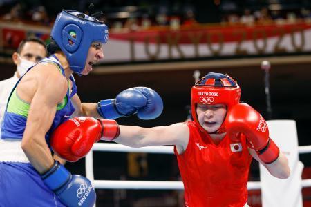 　女子フライ級準決勝　３回、ブルガリア選手（左）を攻める並木月海＝両国国技館