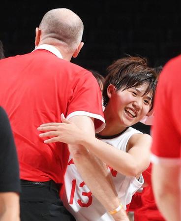 　トム・ホーバス監督と抱き合う町田瑠唯（撮影・堀内翔）