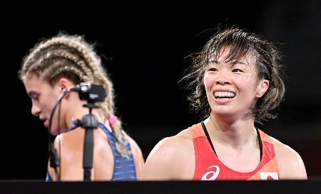 　女子５７キロ級準決勝　川井梨紗子に屈した米国のヘレン・マルーリス（左）＝幕張メッセ