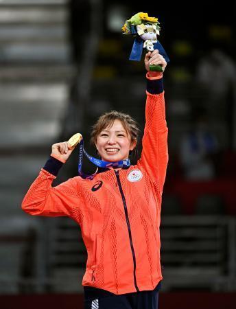　女子６２キロ級で優勝し、笑顔で金メダルを手にする川井友香子＝幕張メッセ