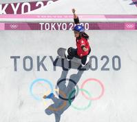 スケートボード女子パーク決勝でガッツポーズの四十住さくら。金メダルを獲得した＝有明アーバンスポーツパーク