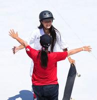 女子パーク決勝で四十住さくら（手前）に迎えられる開心那＝有明アーバンスポーツパーク