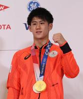 記者会見を終え、記念撮影に応じる体操男子の橋本大輝（代表撮影）