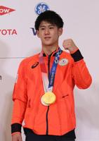 記者会見を終え、記念撮影に応じる体操男子の橋本大輝（代表撮影）