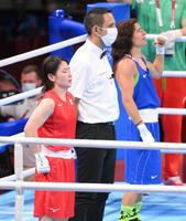 　ボクシング女子フライ級準決勝で敗れた並木月海（手前）＝撮影・堀内翔