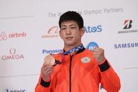 記者会見を終え、記念撮影に応じるレスリング男子グレコローマンスタイル７７キロ級銅メダルの屋比久翔平（代表撮影）