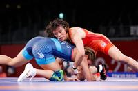 　女子５７キロ級準決勝　米国のヘレン・マルーリス（下）と対戦する川井梨紗子