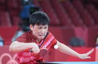 　男子卓球団体準決勝　シングルス第４ゲームでラリーを続ける張本智和（撮影・堀内翔）