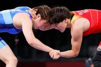 女子62キロ級決勝　キルギスのアイスルー・ティニベコワ（右）と対戦する川井友香子＝幕張メッセ