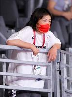 川井友香子の決勝を見守る姉の梨紗子＝幕張メッセ