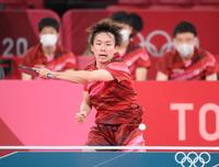 　男子卓球団体準決勝　シングルス第２ゲームでスマッシュを放つ丹羽孝希（撮影・堀内翔）