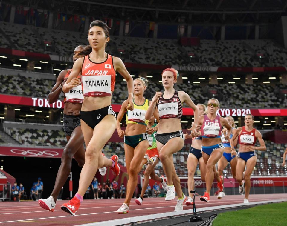 女子１５００メートル準決勝　力走する田中希実（左手前）。３分59秒19の日本新記録をマークし、決勝進出を決めた＝国立競技場