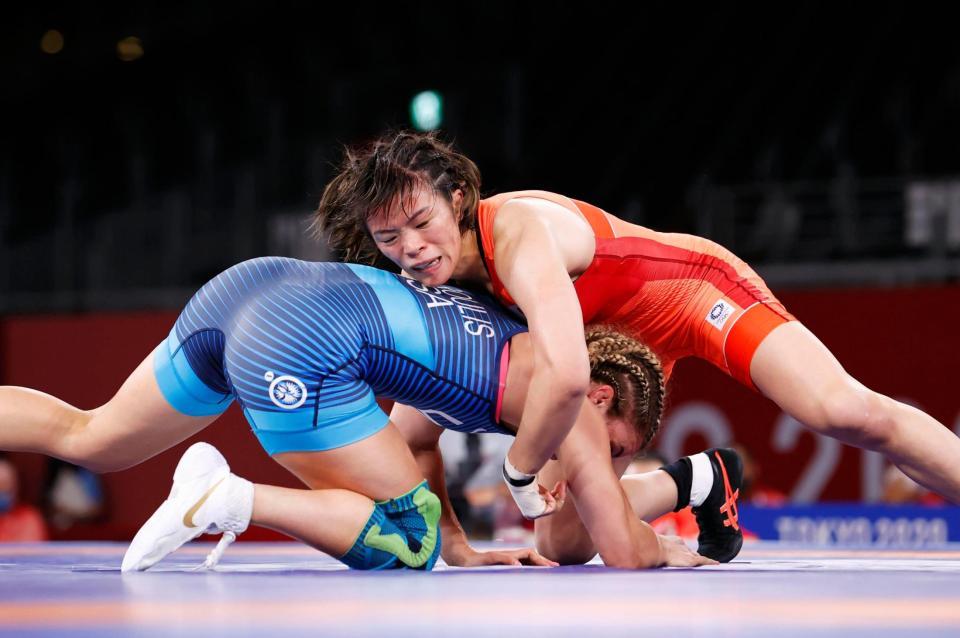 　女子５７キロ級準決勝　米国のヘレン・マルーリス（下）と対戦する川井梨紗子
