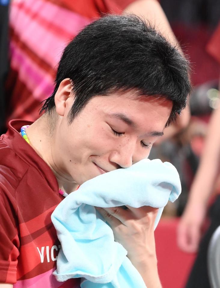 　男子卓球団体準決勝　シングルスに敗れて汗を拭う水谷隼（撮影・堀内翔）