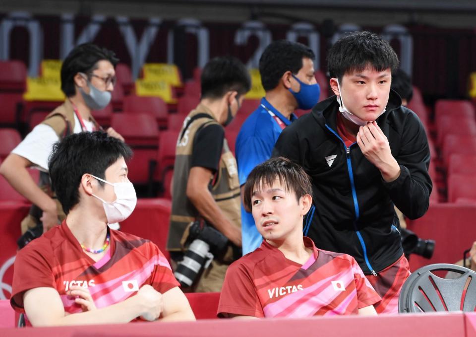 　準決勝で敗れて肩を落とす張本智和（右端）。左端は水谷隼、中央は丹羽孝希（撮影・堀内翔）