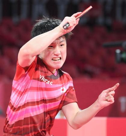 　男子卓球団体準決勝　シングルス第５ゲームでスマッシュを放つ張本智和（撮影・堀内翔）
