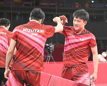 　男子卓球団体準決勝　シングルス第５ゲームに勝利して水谷隼（左）とタッチを交わす張本智和（撮影・堀内翔）