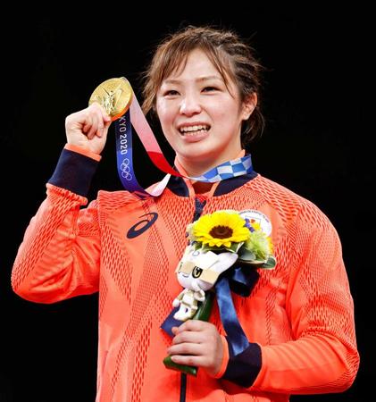 　笑顔で金メダルを手にする川井友香子