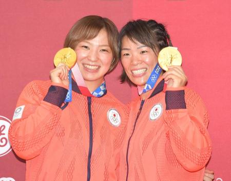 　金メダルを手に笑顔を見せる川井友香子（左）と梨紗子（撮影・高部洋祐）