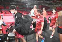 　準決勝に敗れて会場を後にする（左から）張本智和、丹羽孝希、水谷隼（撮影・堀内翔）