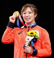 　笑顔で金メダルを手にする川井友香子