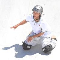 　演技に失敗し転倒する平野歩夢（撮影・高部洋祐）