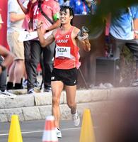 　２位でゴールしガッツポーズの池田向希（撮影・金田祐二）