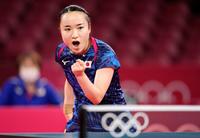 　中国戦の第２試合でポイントを奪い、ガッツポーズする伊藤美誠