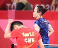 　女子卓球団体決勝　第２試合に敗れて肩を落とす伊藤美誠（撮影・堀内翔）