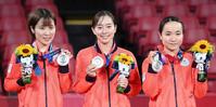 　銀メダルを手にする（左から）平野美宇、石川佳純、伊藤美誠（撮影・堀内翔）