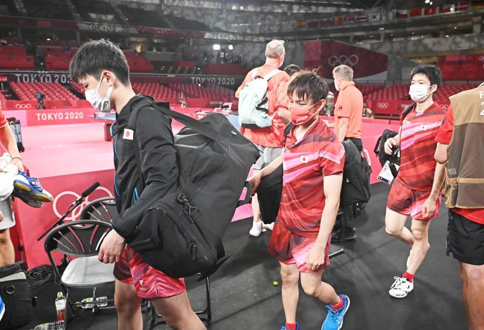 　準決勝に敗れて会場を後にする（左から）張本智和、丹羽孝希、水谷隼（撮影・堀内翔）