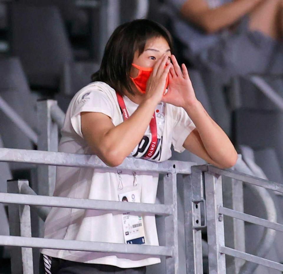 　川井友香子を応援する姉の梨紗子