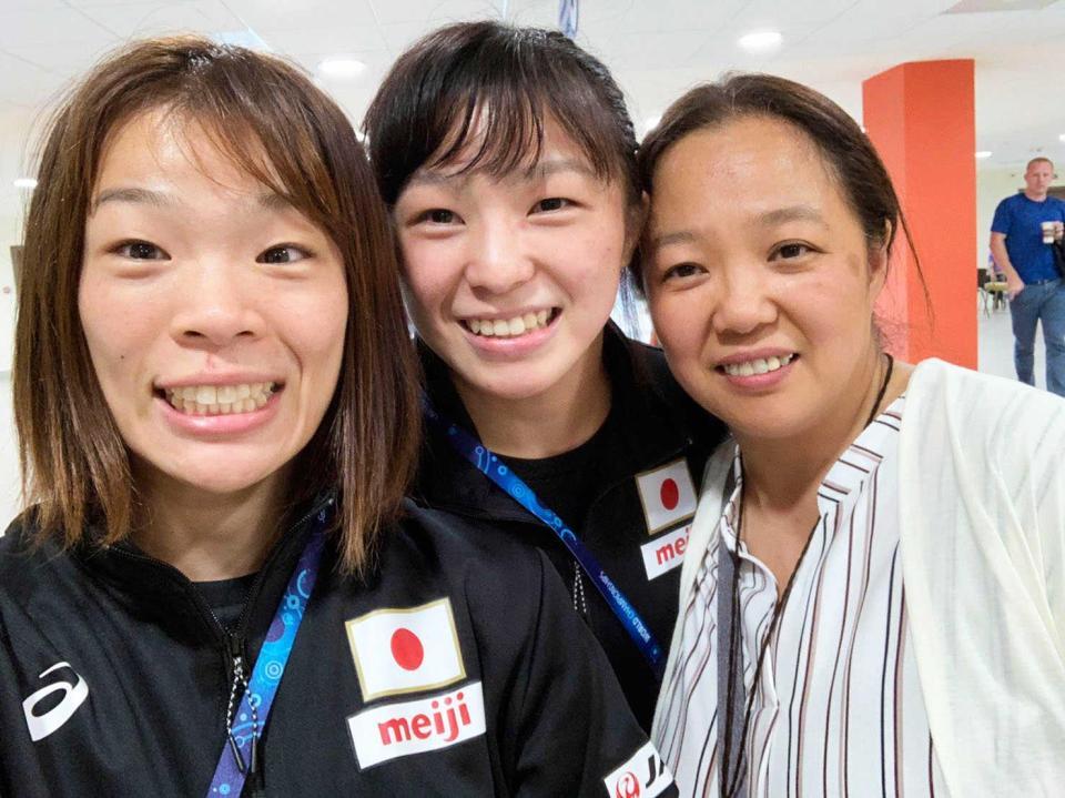　世界選手権で五輪代表を決め、笑顔を見せる川井梨紗子（左）、友香子（中央）姉妹と母初江さん＝２０１９年９月（初江さん提供）