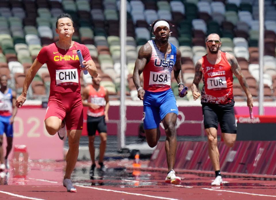 　男子４００メートルリレー予選　２組６着で敗退した米国のアンカーのクレーボン・ギレスピー（中央）