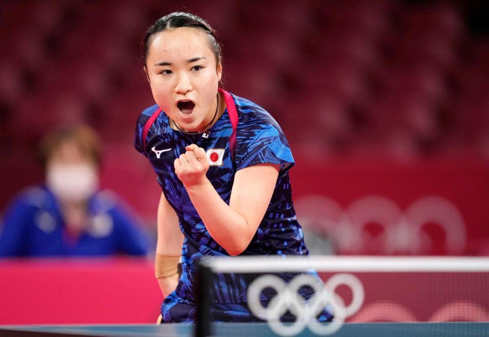 　中国戦の第２試合でポイントを奪い、ガッツポーズする伊藤美誠