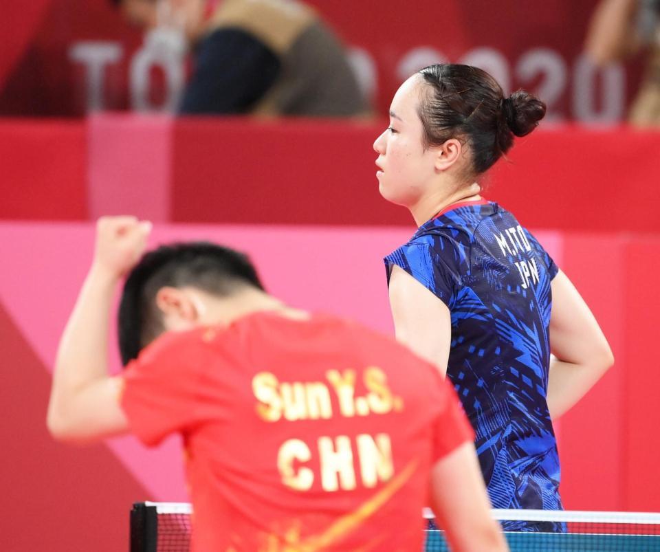 　女子卓球団体決勝　第２試合に敗れて肩を落とす伊藤美誠（撮影・堀内翔）