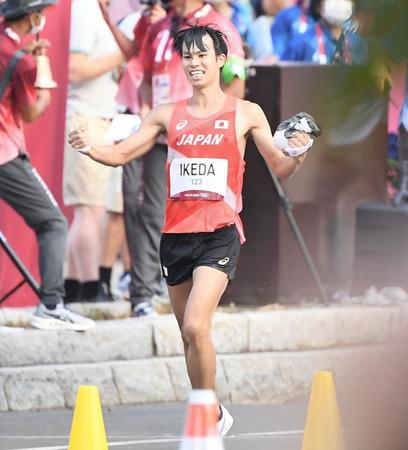 　２位でゴールしガッツポーズの池田向希（撮影・金田祐二）