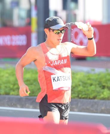 　水を掛ける勝木隼人（撮影・金田祐二）