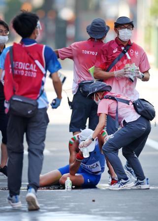 　陸上男子５０キロ競歩、コース場に倒れ込むイタリアの選手＝６日、札幌大通公園発着特設コース（ゲッティ＝共同）